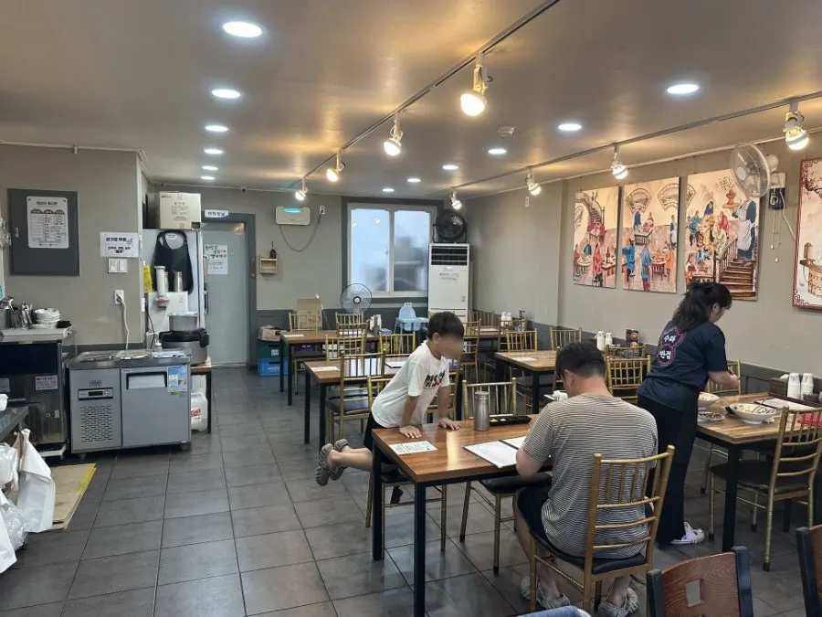 Surabanjeom interior with widely spaced tables