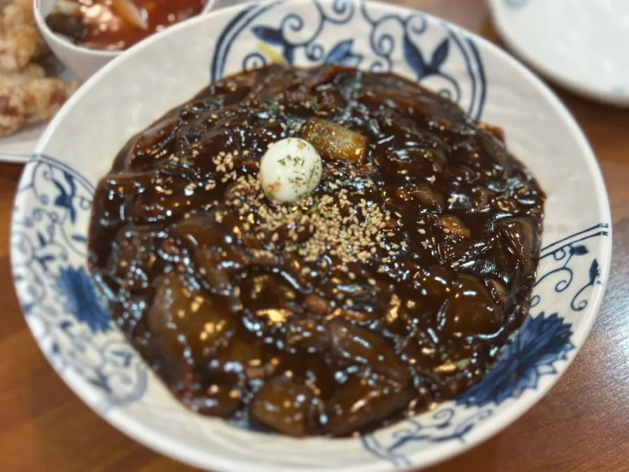 윤기 나는 짜장소스 짜장면