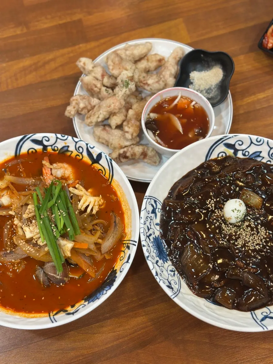 짜장면 짬뽕 미니탕수육 식사 구성