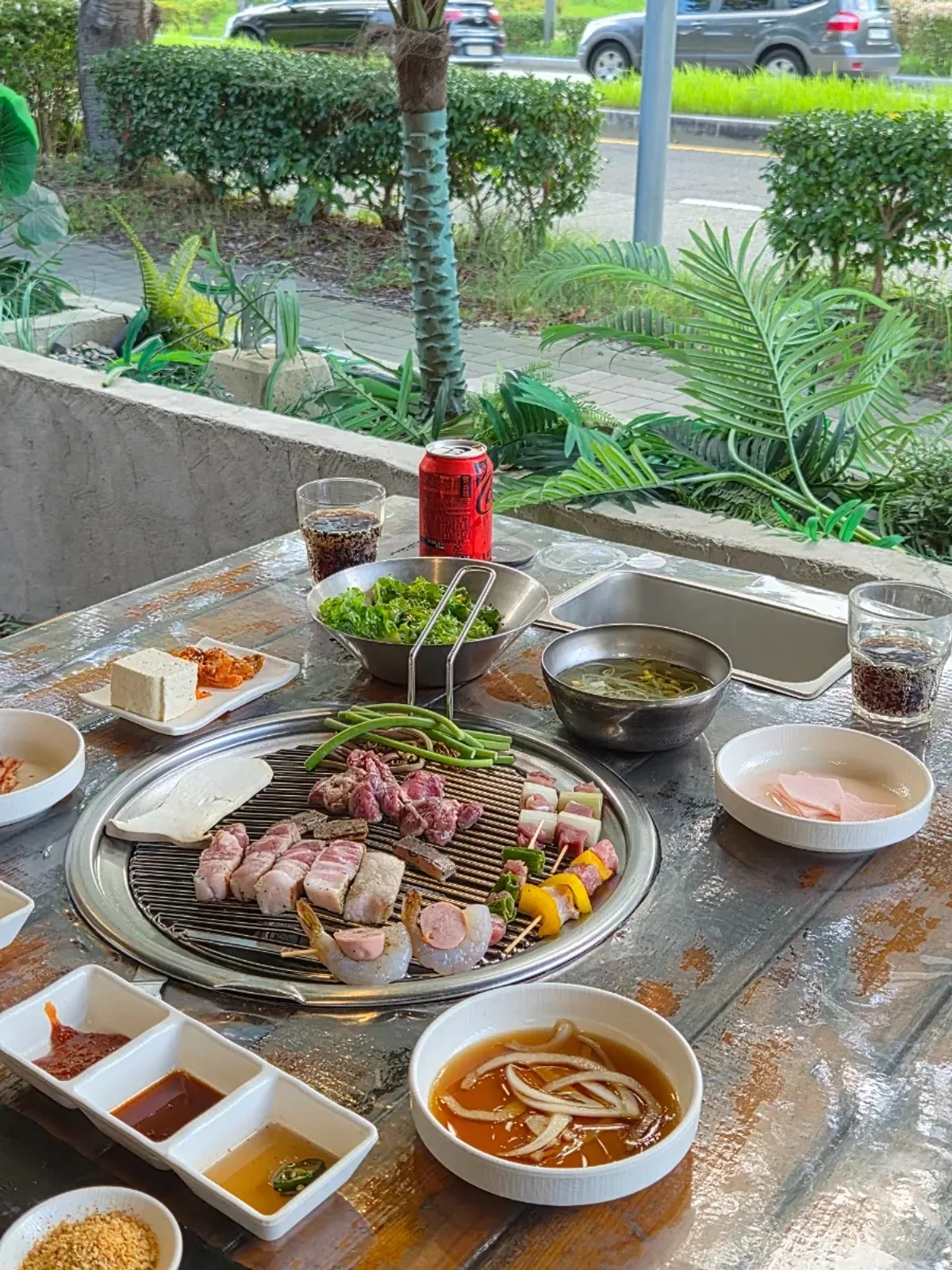 Pre-grilled meat 2-person set set up on the outdoor terrace