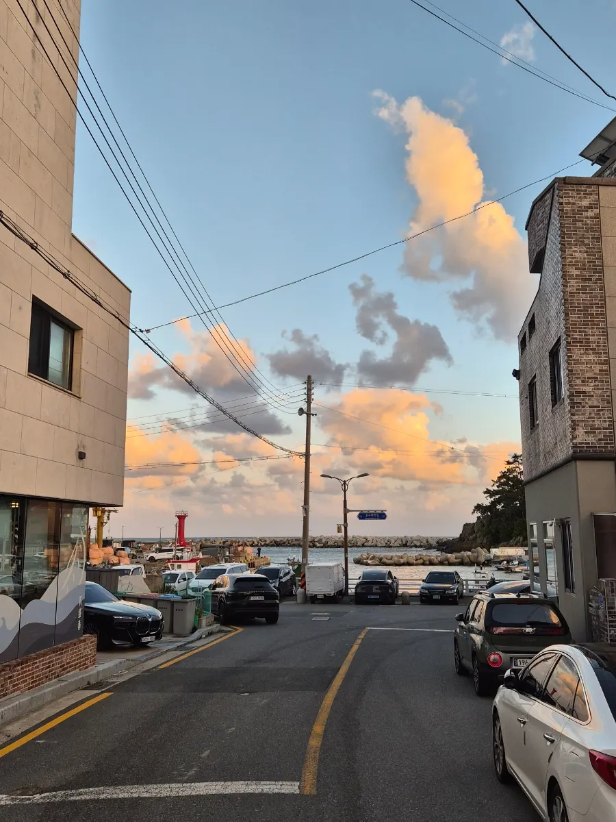 View of Gongsu Port during the post-meal walk