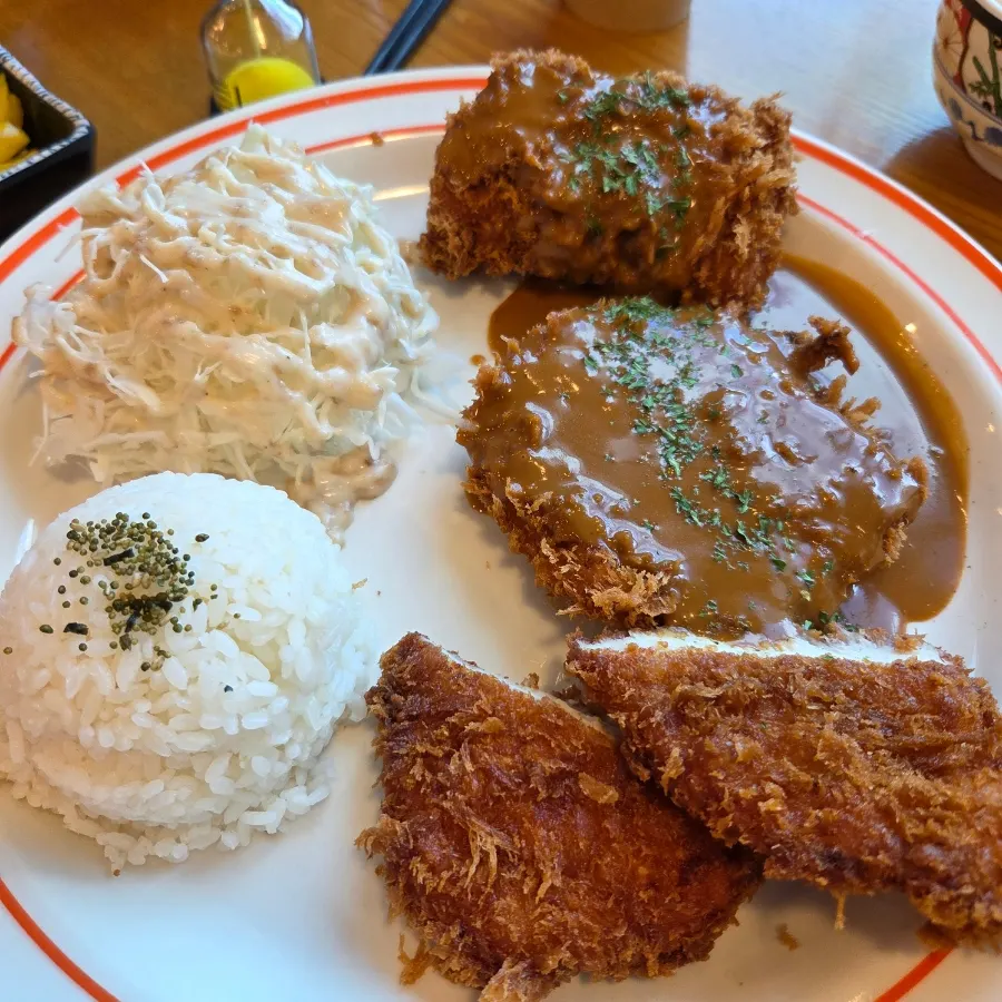 Cheese tonkatsu with stretchy melted cheese