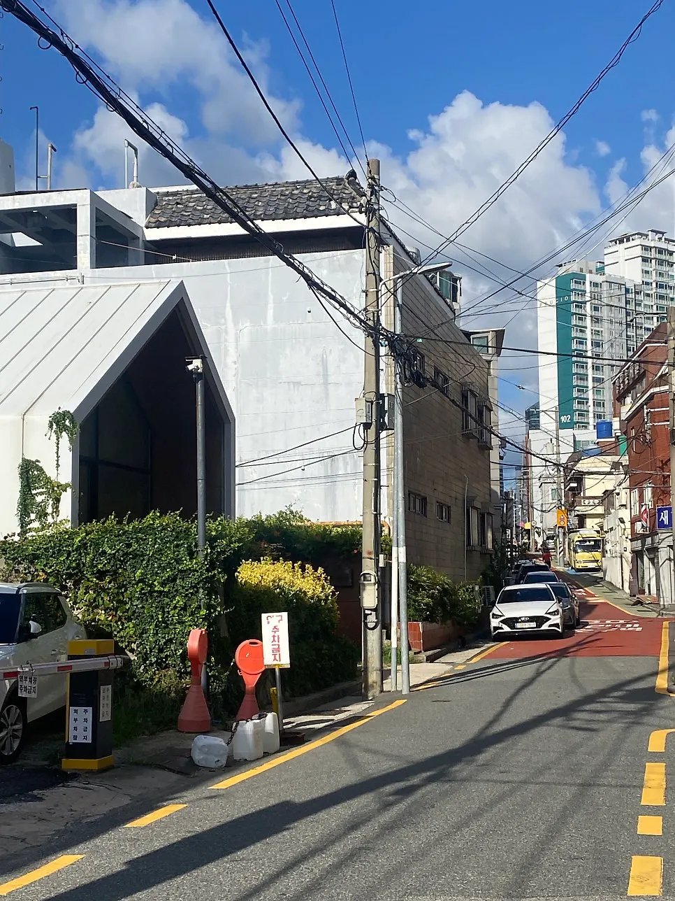 Alley in Minrak-dong on the walk to Café Buajang
