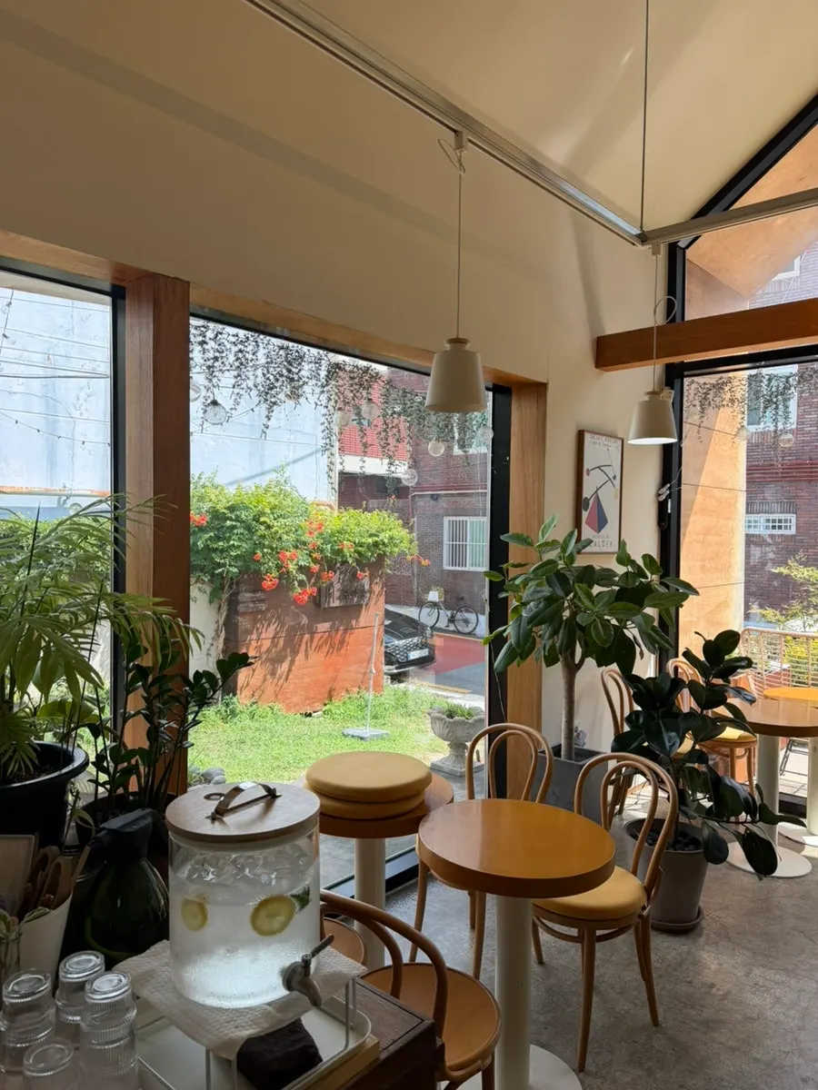Café Buajang interior showing its spaciousness