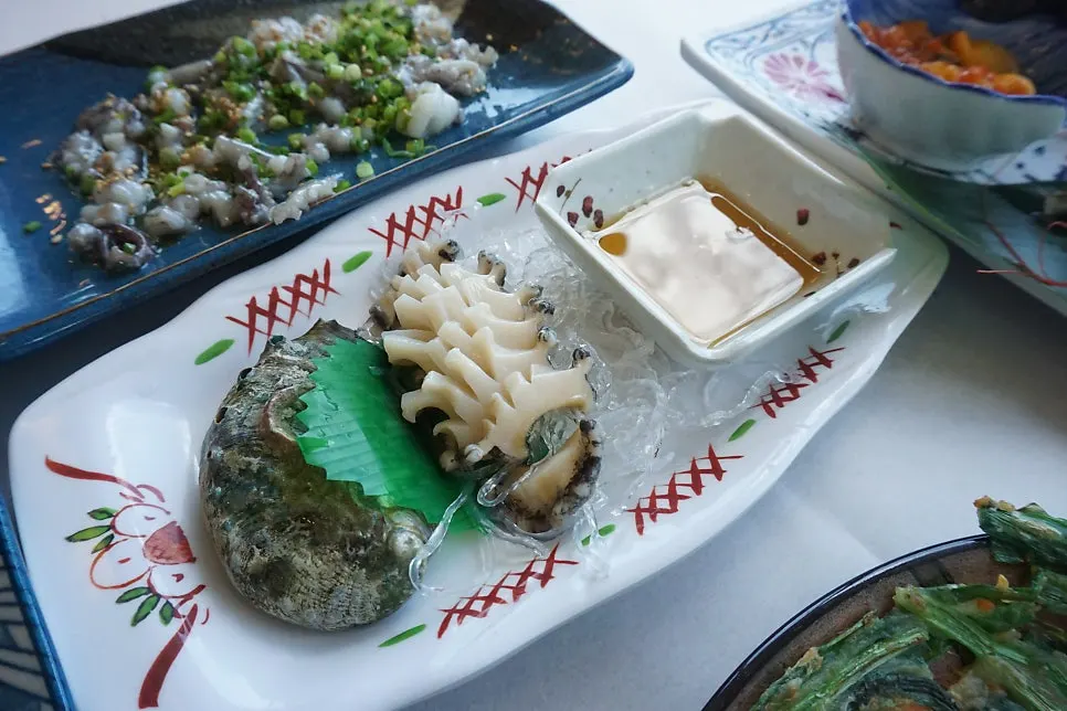 산낙지와 전복 해산물 요리