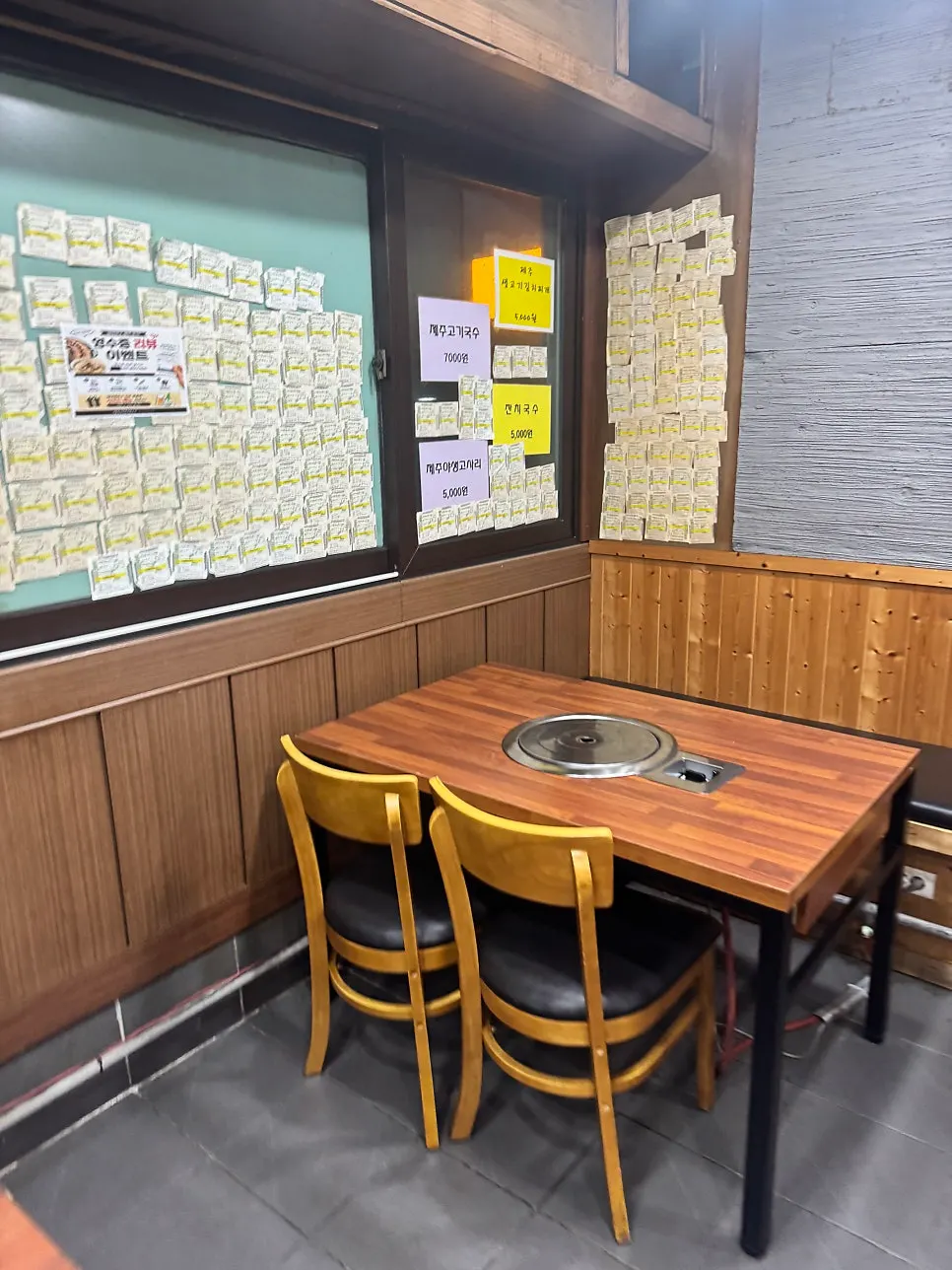 貼滿濟州島產生肉收據的牆面