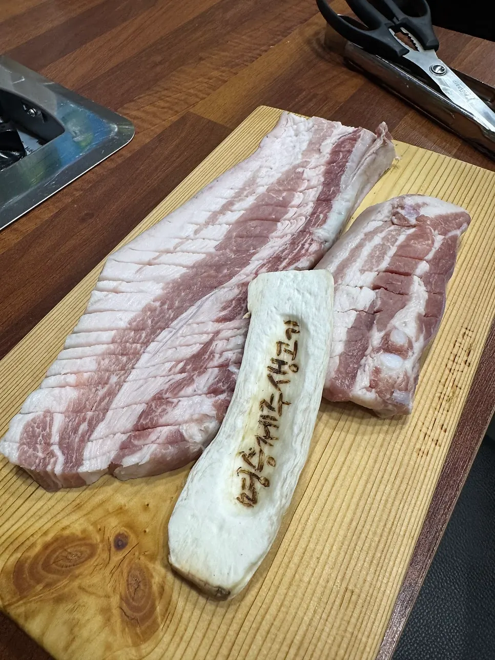 點好的五花肉與醬燒排骨上桌