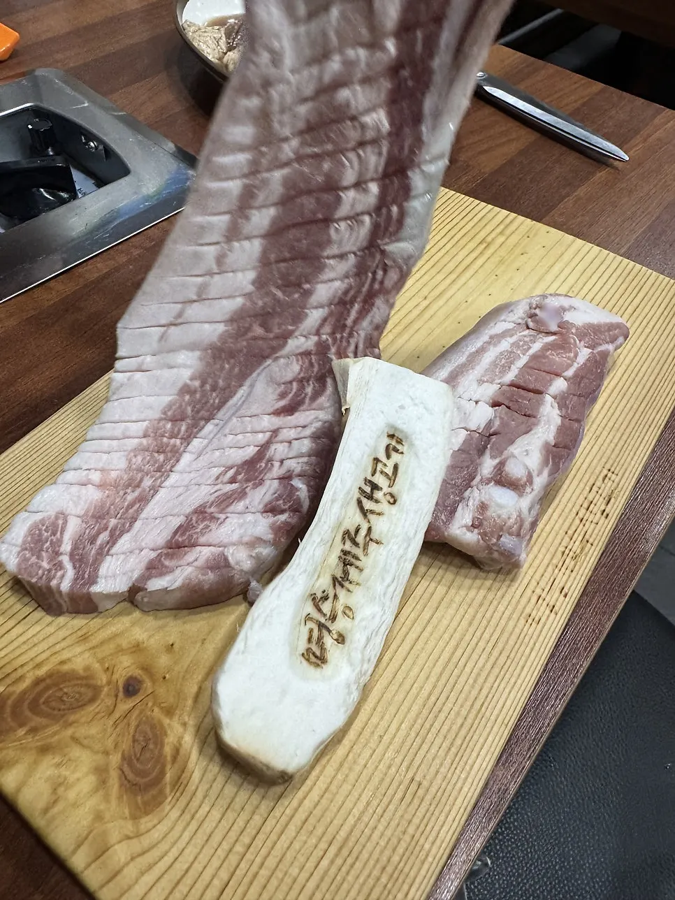 準備炭火燒烤的濟州生肉