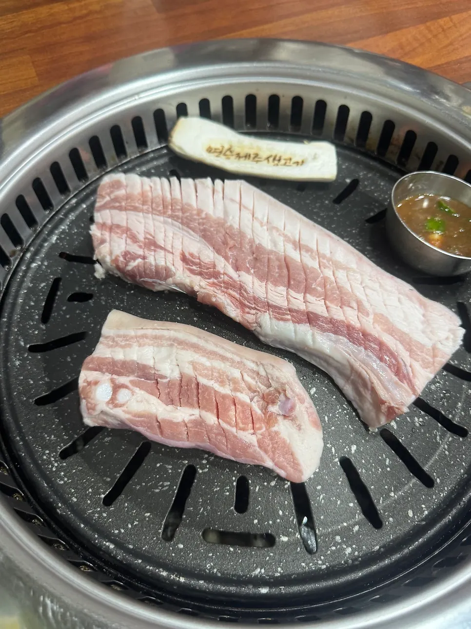桌上擺好的烤肉料理