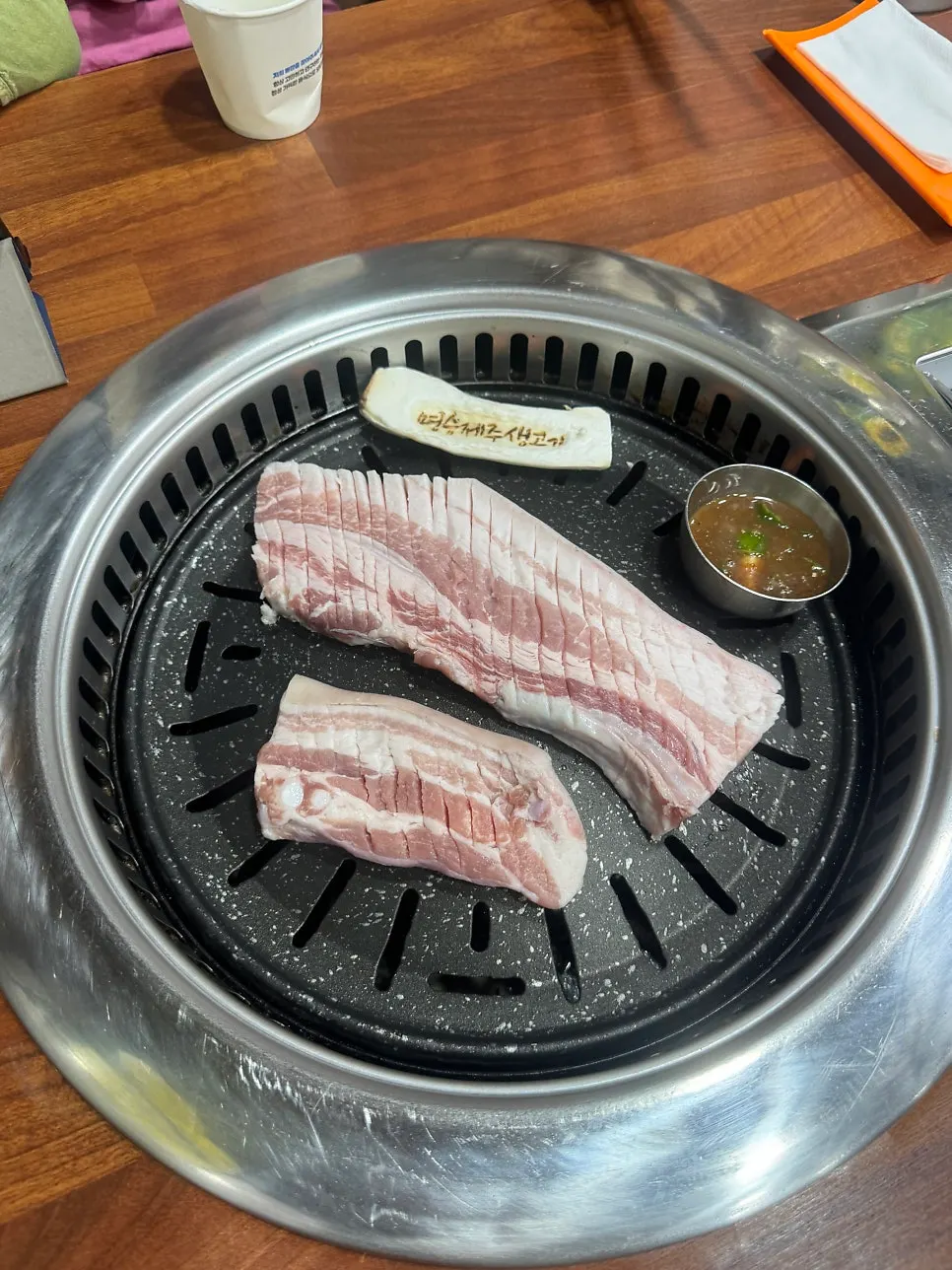 在炭火爐上烤熟的肉