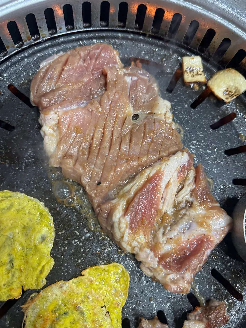 濟州生肉搭配小菜的餐桌