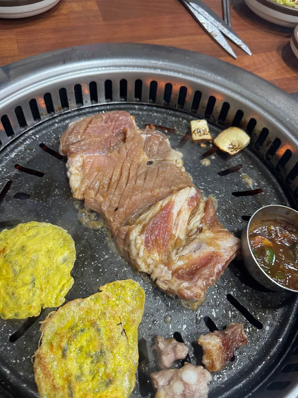 炭火烤肉搭配大醬湯的一餐