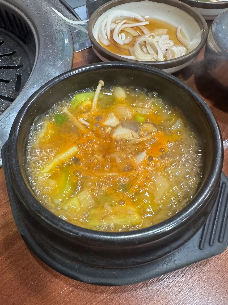搭配大蒜與包飯醬的肉食