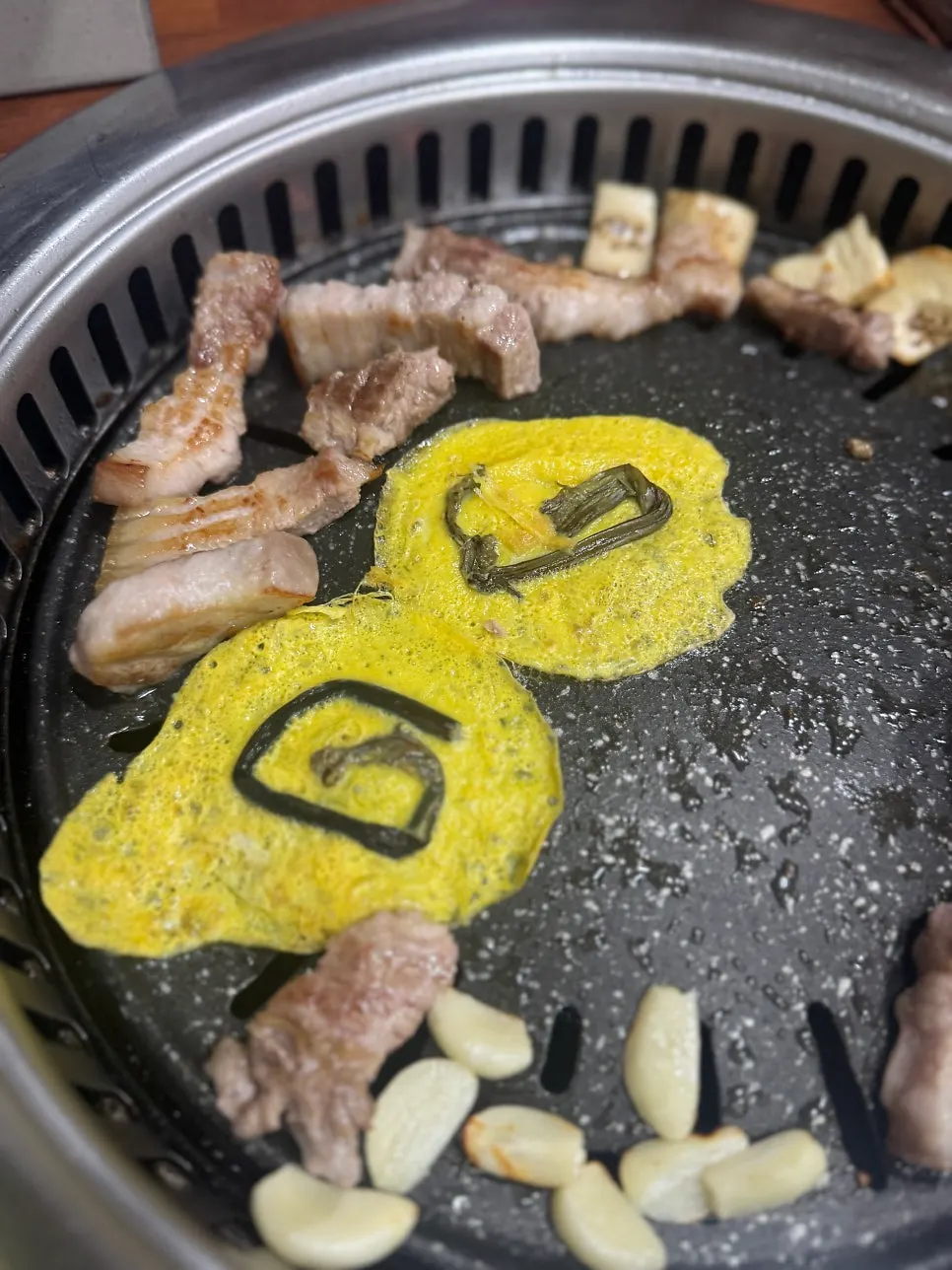 與孩子們一起享用的烤肉晚餐