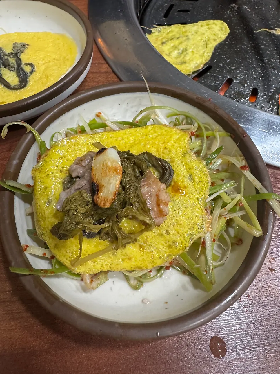 拿著叉子吃肉的孩子