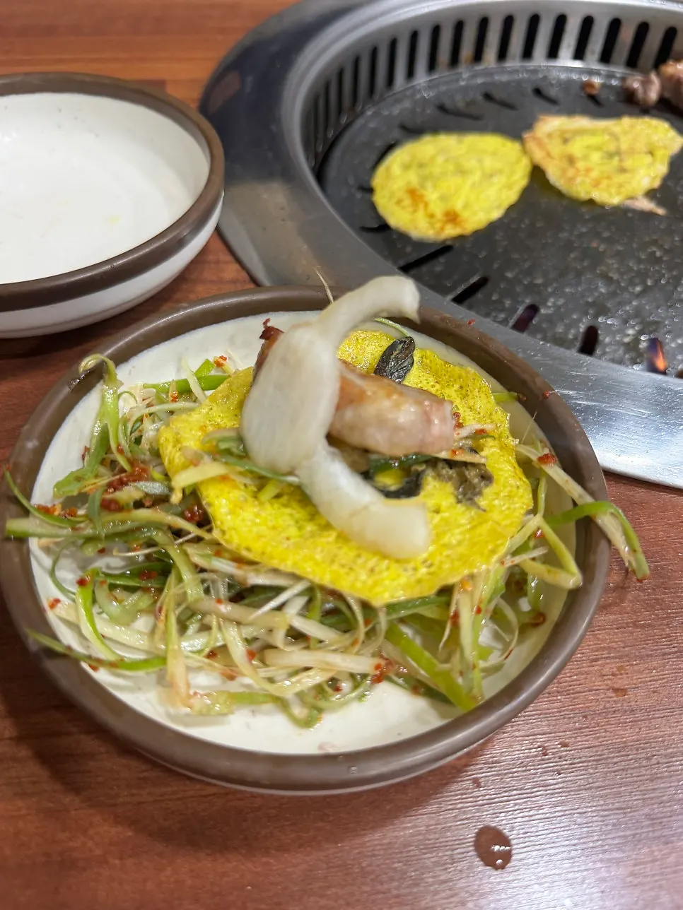 全家人一起享用的炭火烤肉餐