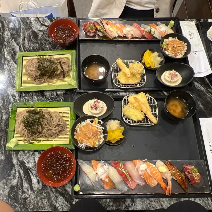 정갈하게 플레이팅한 초밥 한상