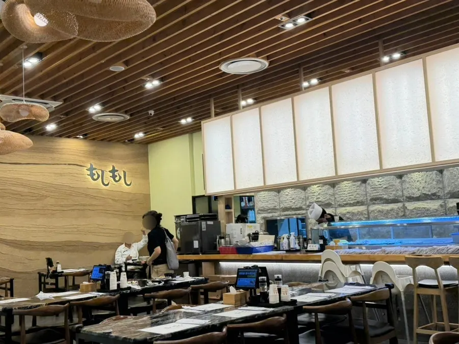 깔끔하고 정갈하게 정돈된 매장 내부