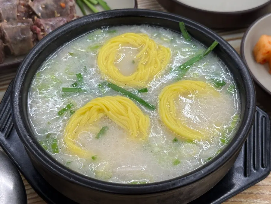 국수 사리를 더한 국밥