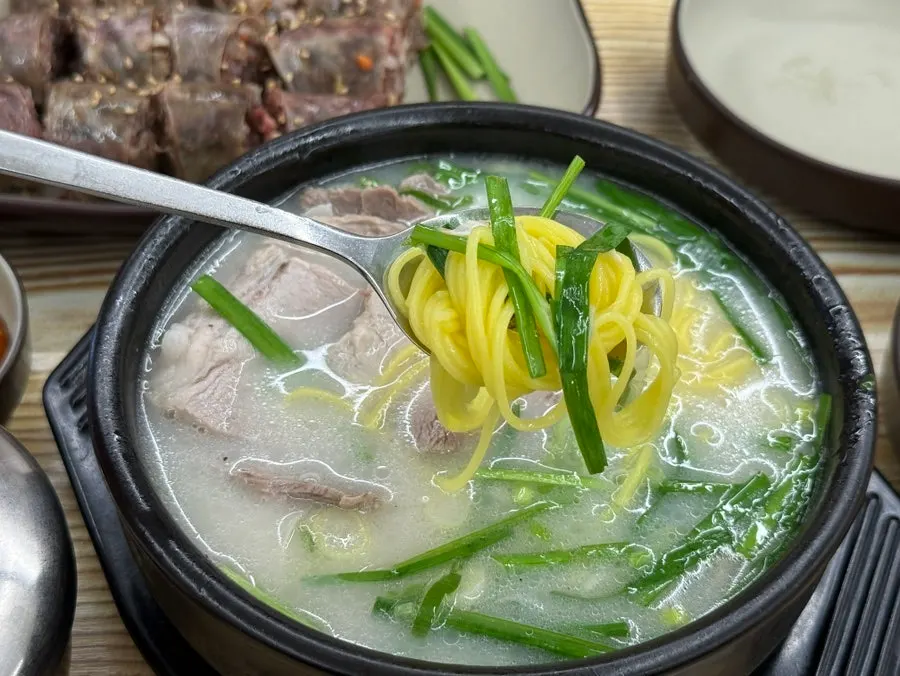 국수 사리를 넣어 먹는 돼지국밥