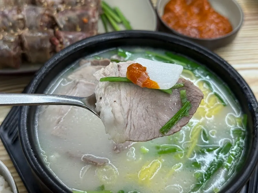 양파 마늘 고추를 곁들인 국밥