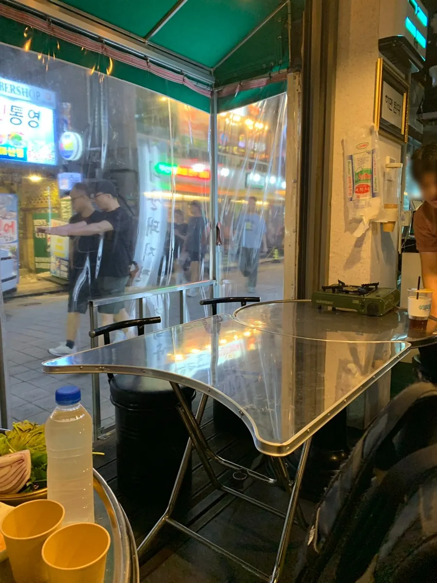 Restaurant seating with tables that can be joined