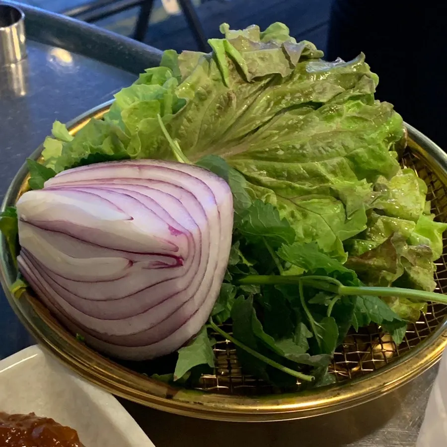 Basic table setting after ordering pork belly