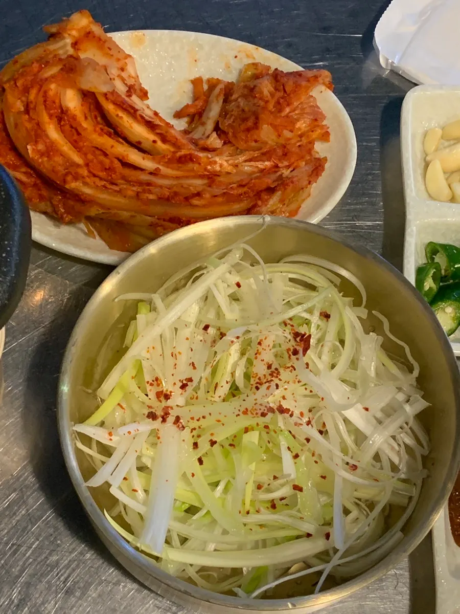 Wrap vegetables and kimchi side dishes