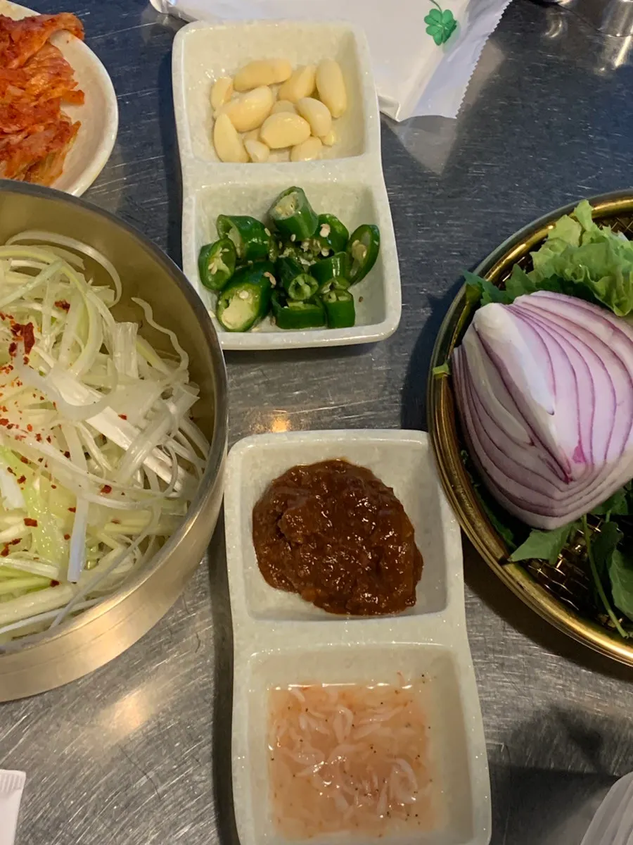 Pa-jaeraegi scallion salad and side dishes