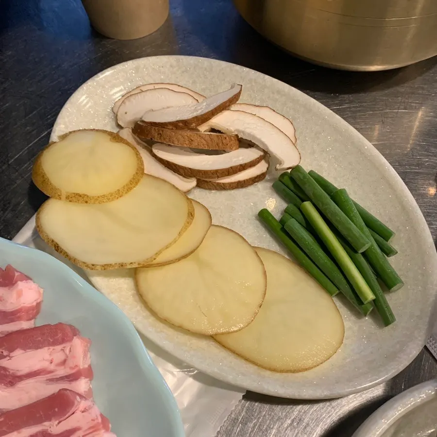 Vegetables to grill with pork belly