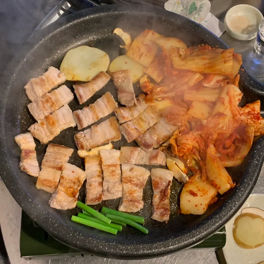 Grilled pork belly cut with scissors