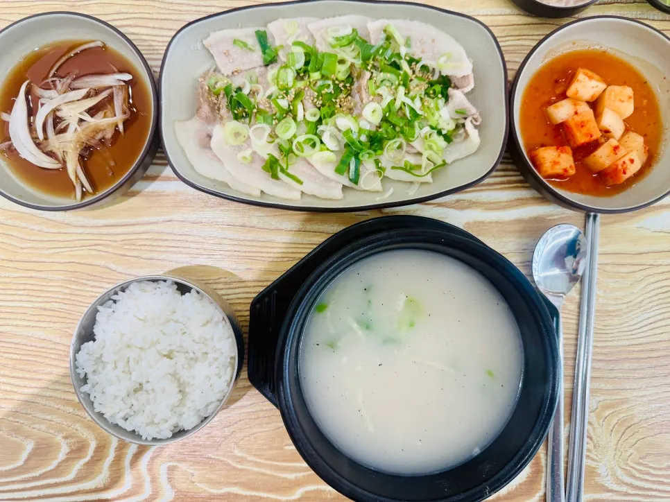 Pork jowl soup and boiled pork set meal served quickly