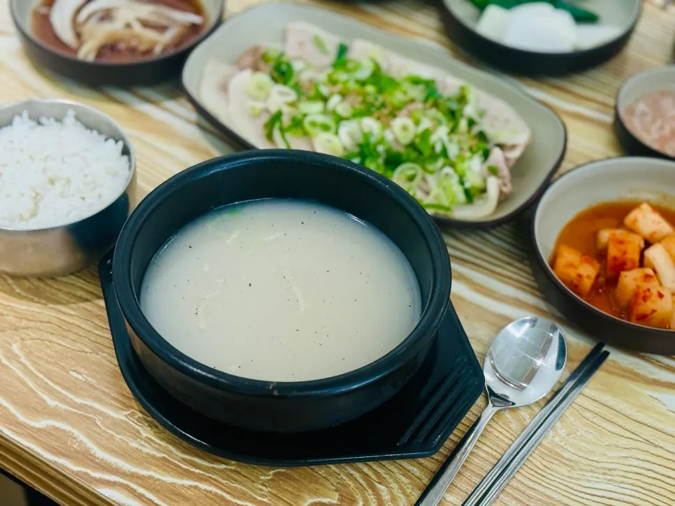 Boiled pork set meal with soup and sliced pork