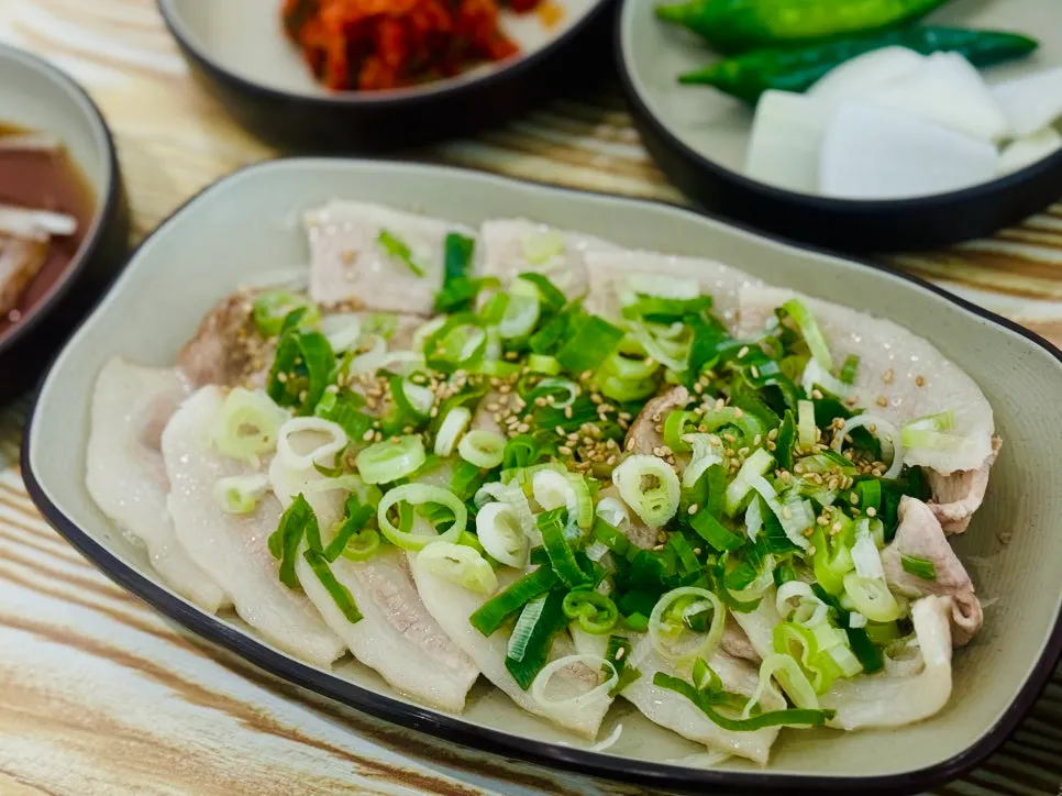 Separately served boiled pork and accompaniments