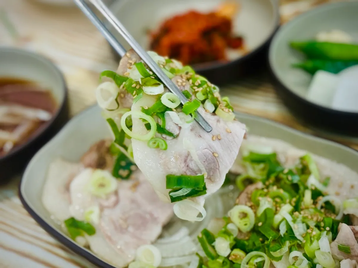 Tender boiled pork and wrap vegetables