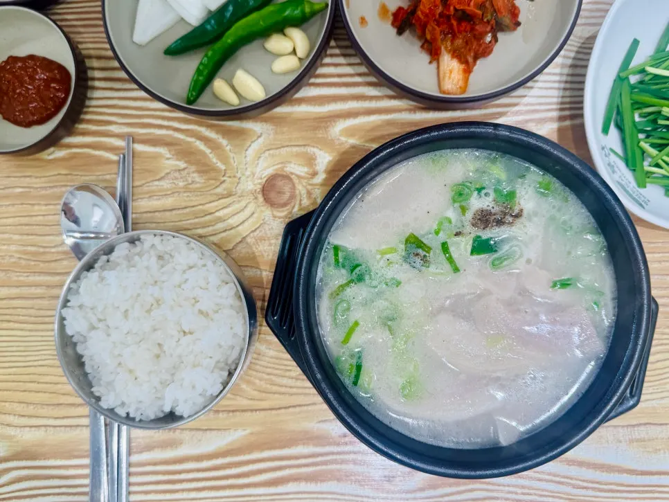 A meal of pork soup and boiled pork together