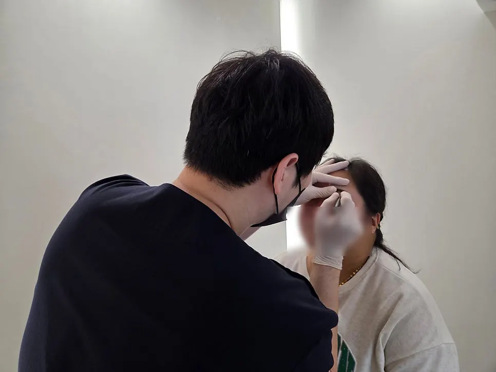 앉은 자세로 다시 잡는 눈썹 디자인