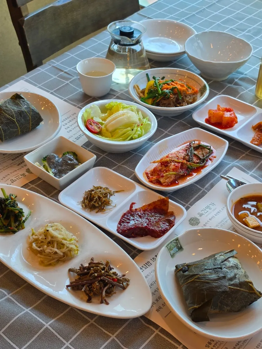 Lotus-leaf rice and assorted side dishes