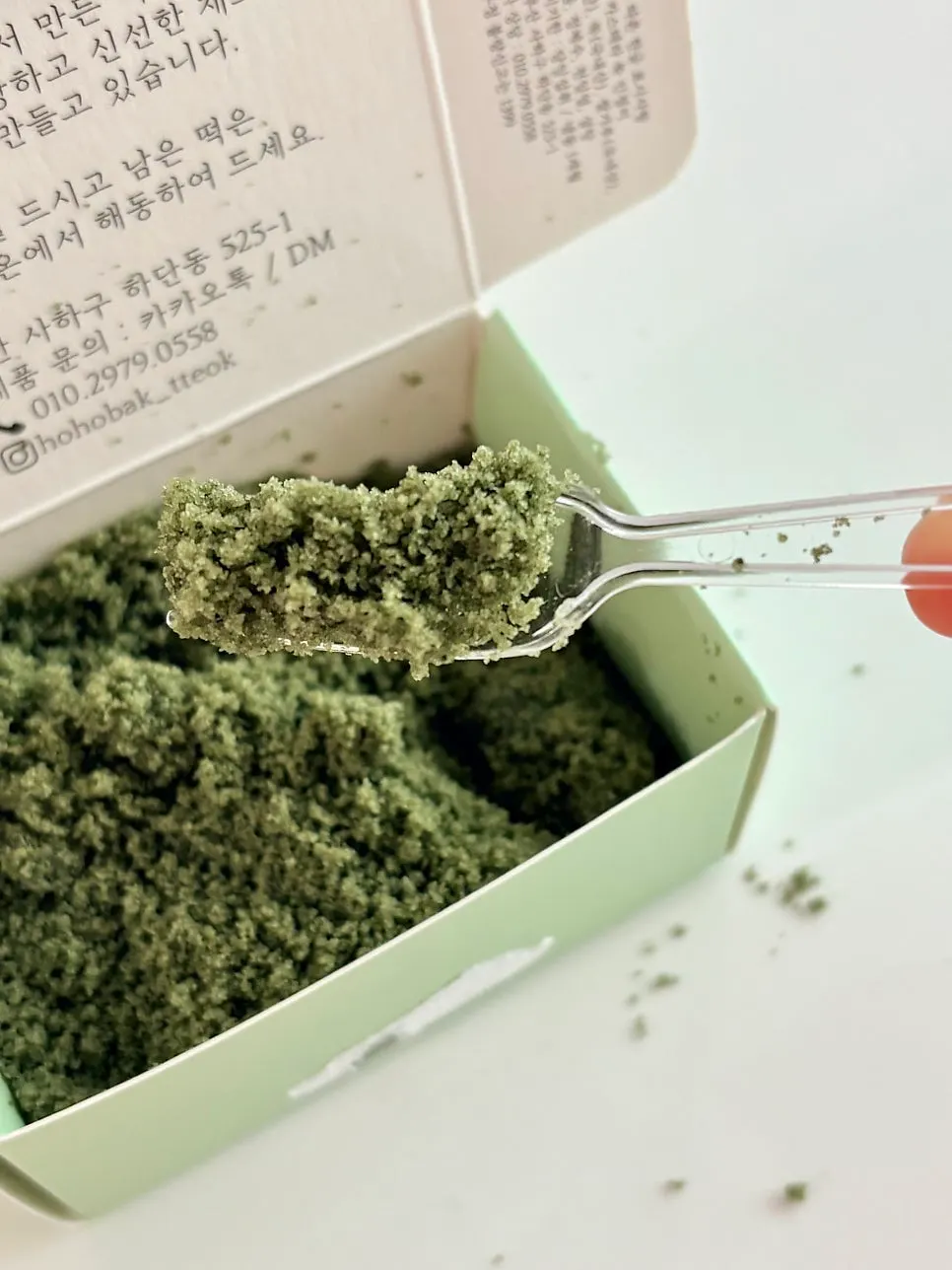 포슬포슬한 카스테라 가루가 묻은 인절미