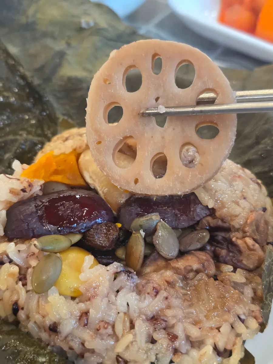 Lotus-leaf rice with its ingredients