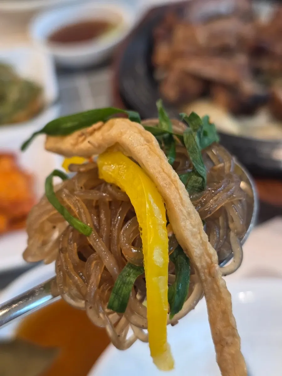 Lotus-leaf rice served with bean leaves