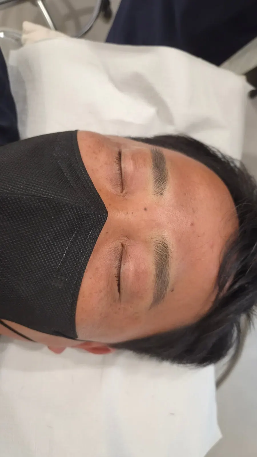 Shaping the area around the eyebrows with an eyebrow razor
