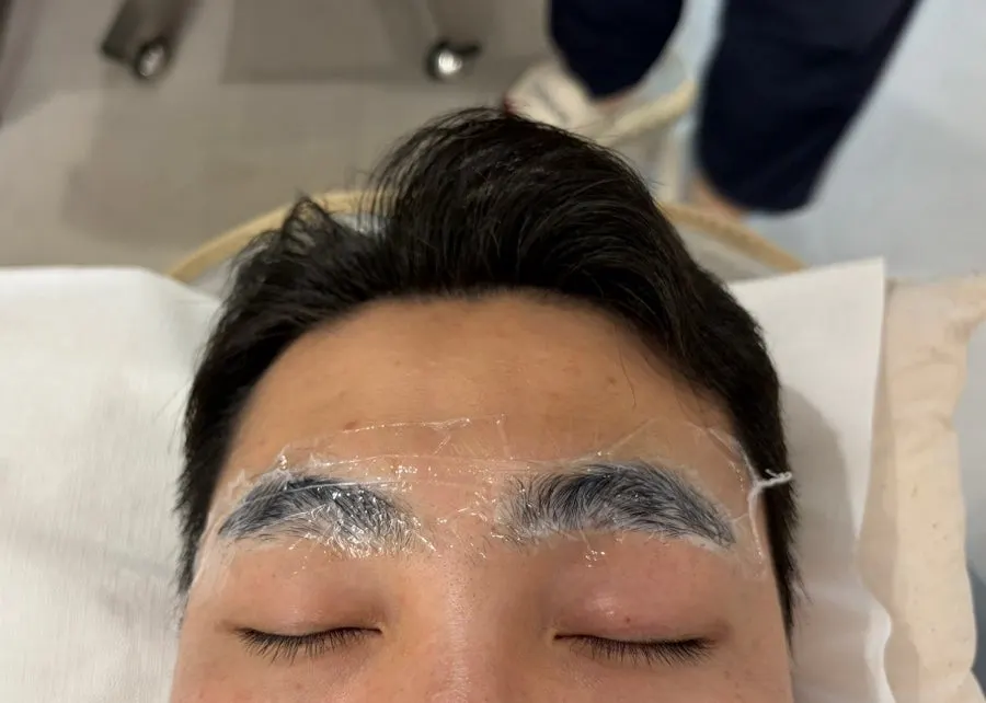 Eyebrows waiting after numbing cream is applied