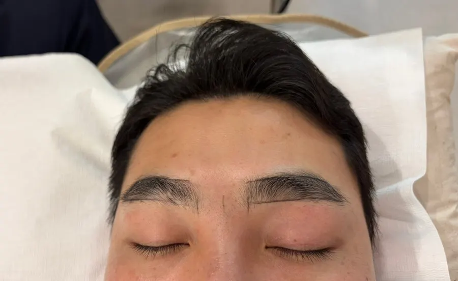 Symmetrical eyebrow drawing