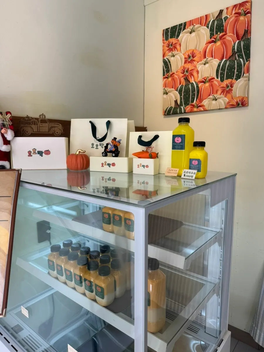 Hohobak interior and refrigerated display case