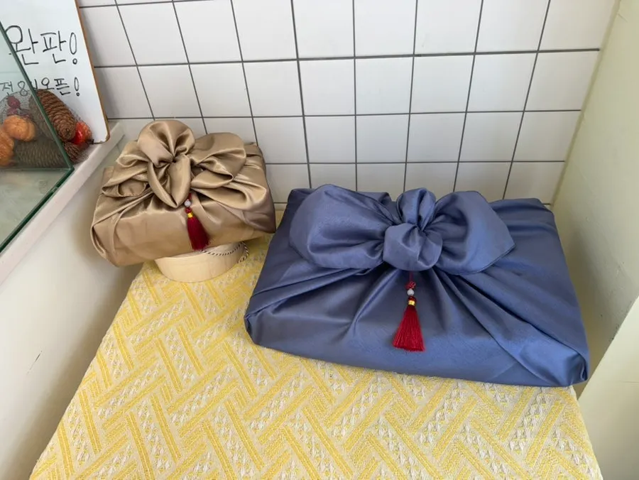 Gift boxes and traditional cloth wrapping