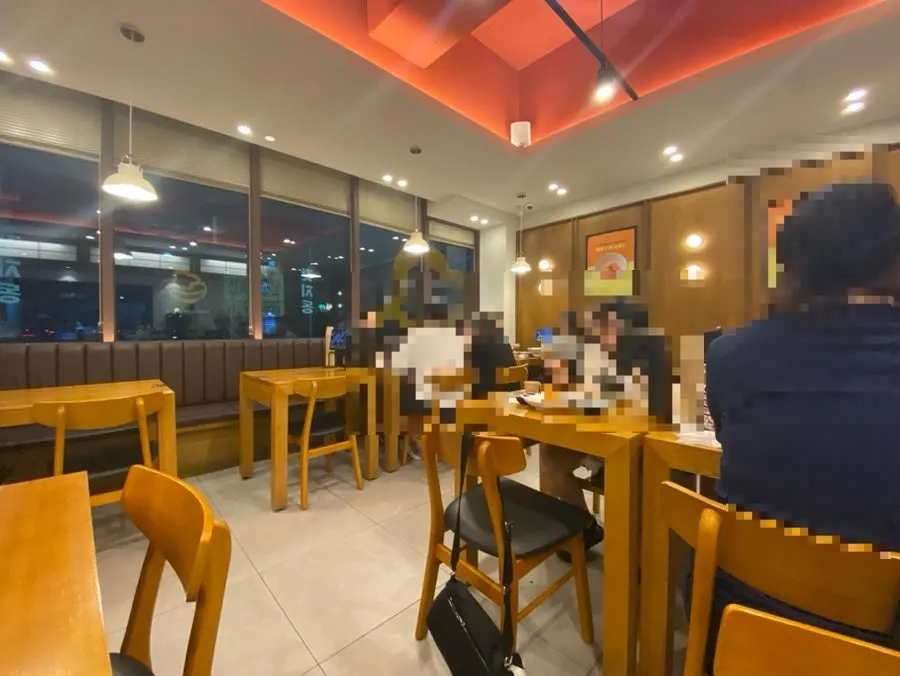 Spacious dining room at Gatjidong