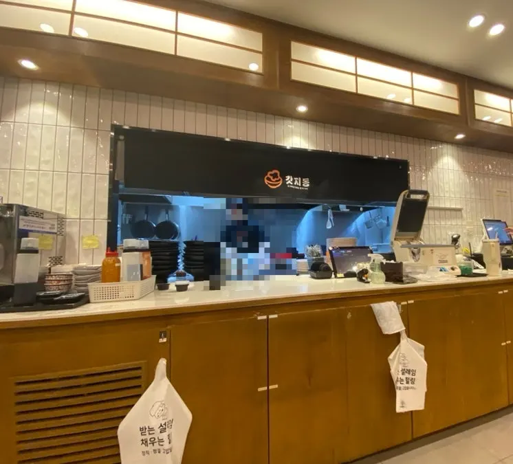 Table seating inside Gatjidong