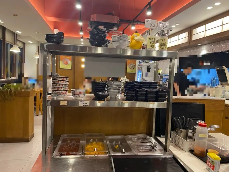 Overview of Gatjidong's dining space