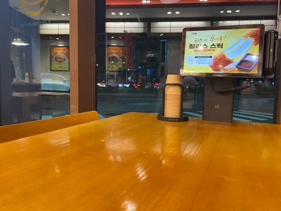 Solo-dining seats and a baby chair at Gatjidong